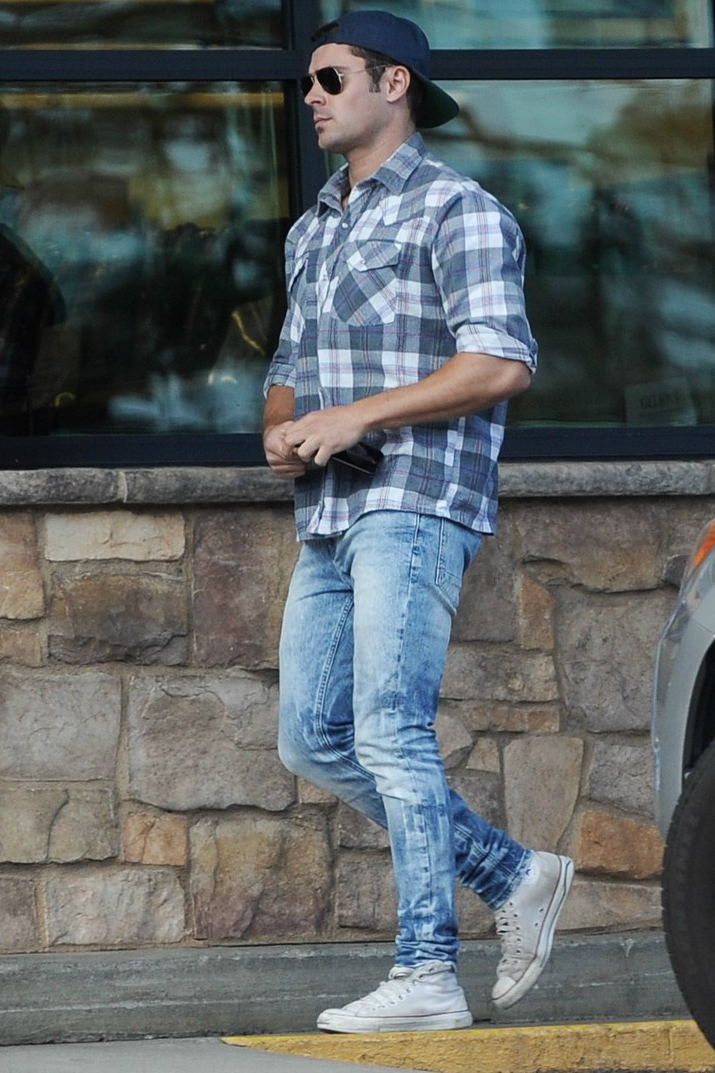 Pickture - Zac Efron filming in Los Angeles, May 15th 2015