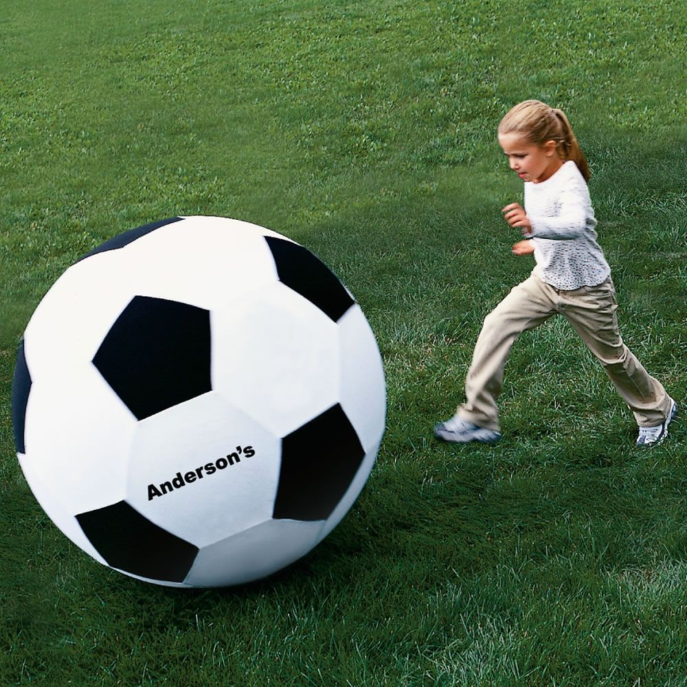 Делать мячи игры. Футбольный мяч. Большой мяч для футбола. Гигантский мяч. Огромный футбольный мяч.